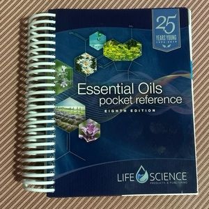 Essential Oils Pocket Reference 8th Edition (2019)